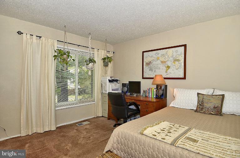 2368 Southgate Square Reston, VA 20191 - Photo 8 of 23 a bedroom that has a bed and a table in it