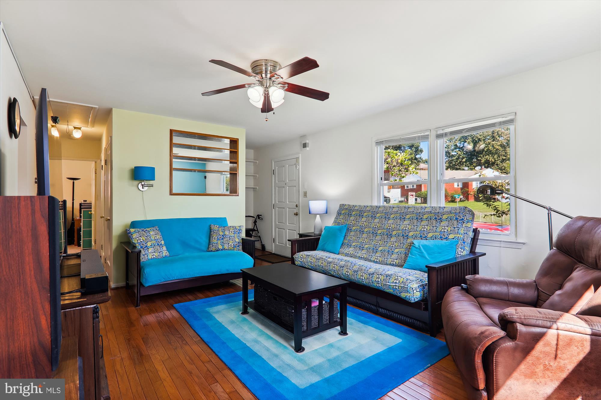 904 White Way Laurel, MD 20707 - Photo 6 of 44 Living Room