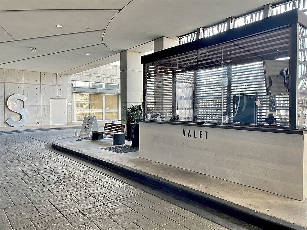 5925 Almeda Road, Unit 12113 Houston, TX 77004 - Photo 31 of 32 Valet Area Down Stairs