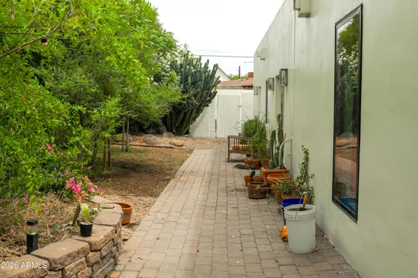 $1,645,000 | 20 East Bethany Home Road, Phoenix, AZ 85012