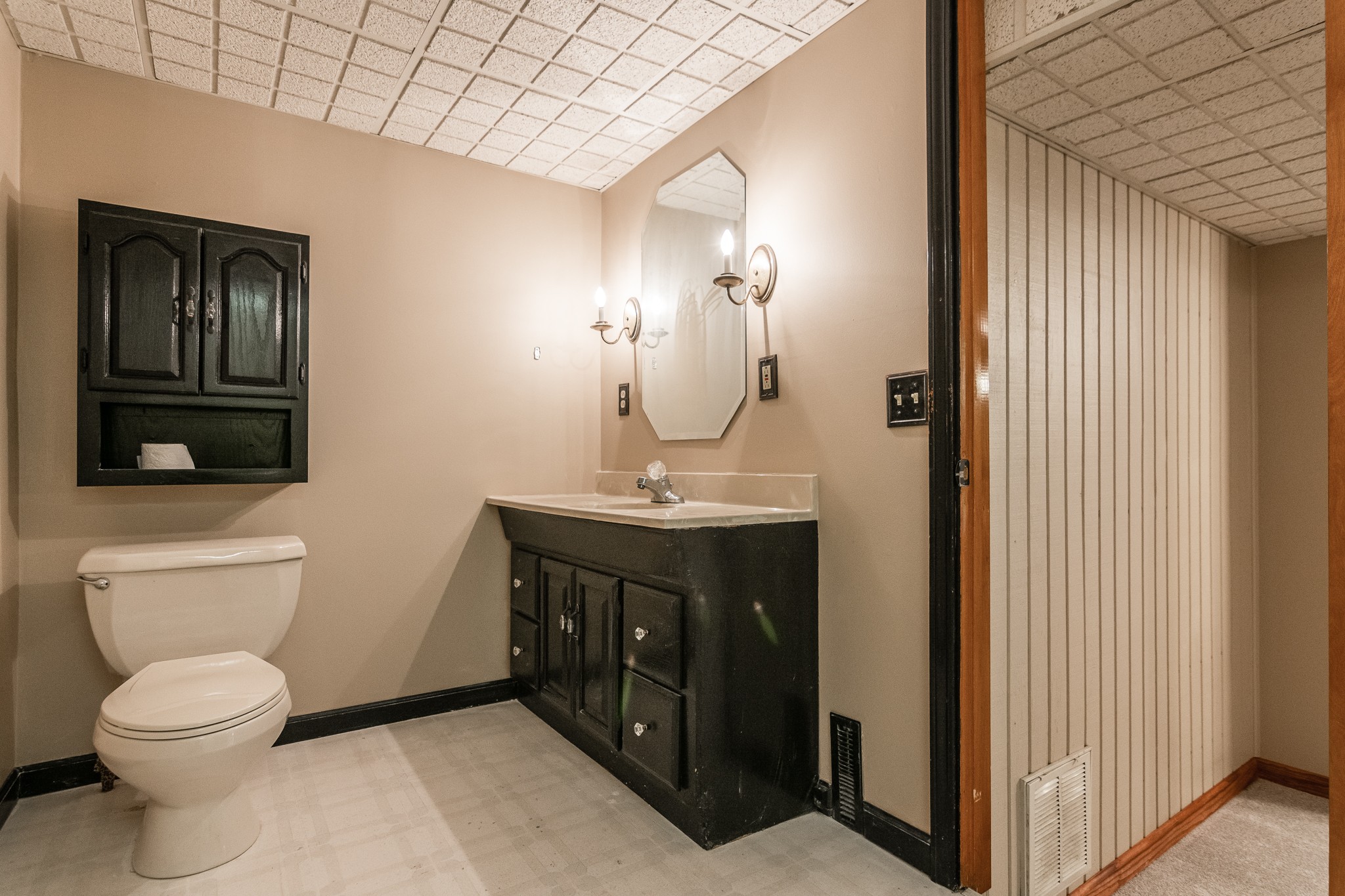 1005 Edgewater Circle Gallatin, TN 37066 - Photo 31 of 50 a bathroom with a toilet a sink and mirror