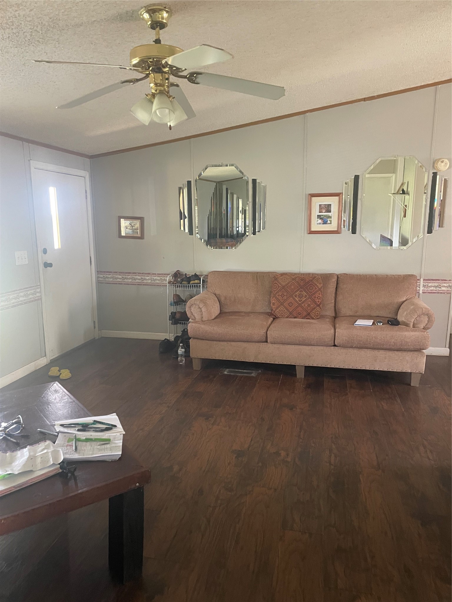 59 Wallace Road Huntsville, TX 77320 - Photo 6 of 16 a living room with furniture and a table