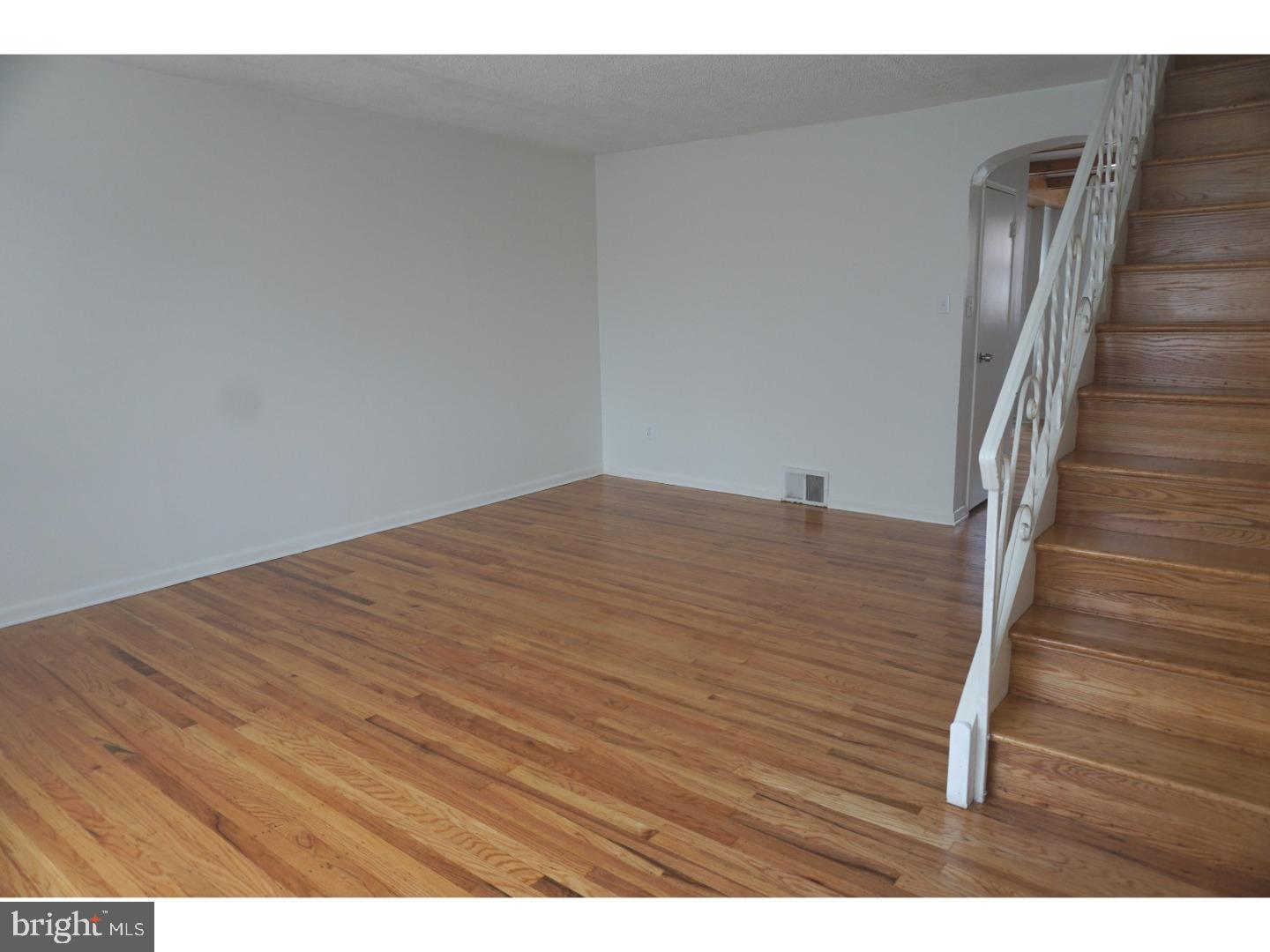 8612 Jackson Street Philadelphia, PA 19136 - Photo 4 of 25 Living Room