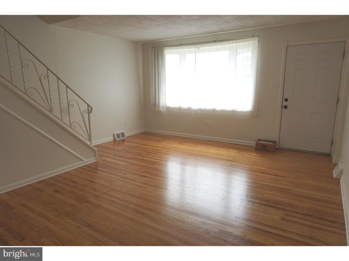 8612 Jackson Street Philadelphia, PA 19136 - Photo 5 of 25 Living Room