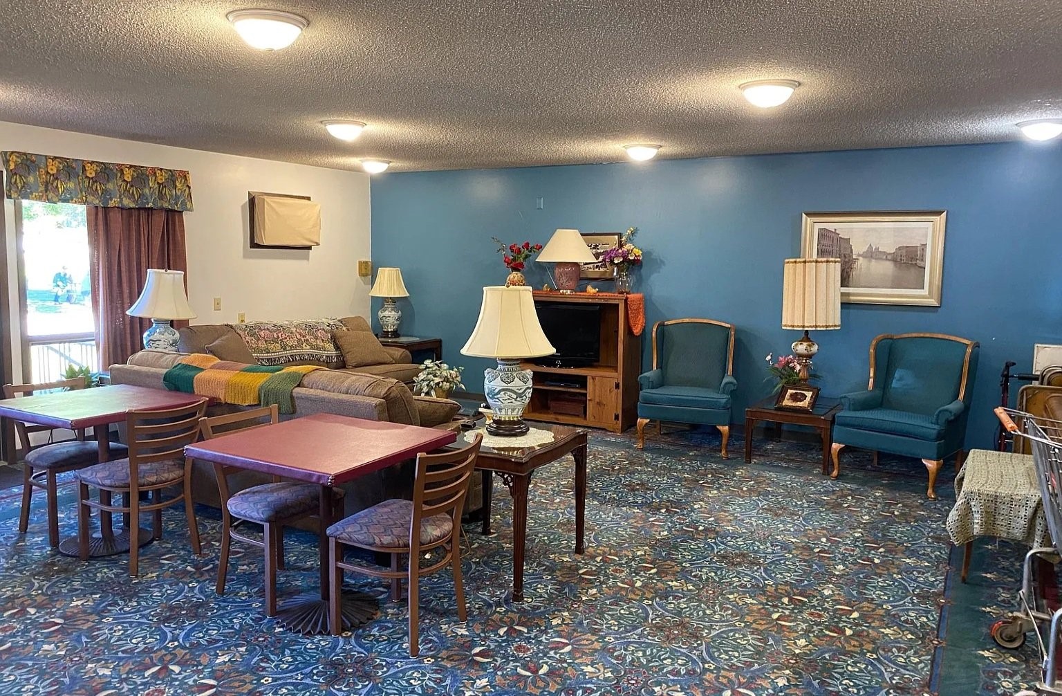 603 North Prospect Street Cambridge, IL 61238 - Photo 3 of 6 a view of a dining room with furniture