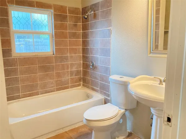 $1,550 | 104 May Avenue, Cleburne, TX 76031