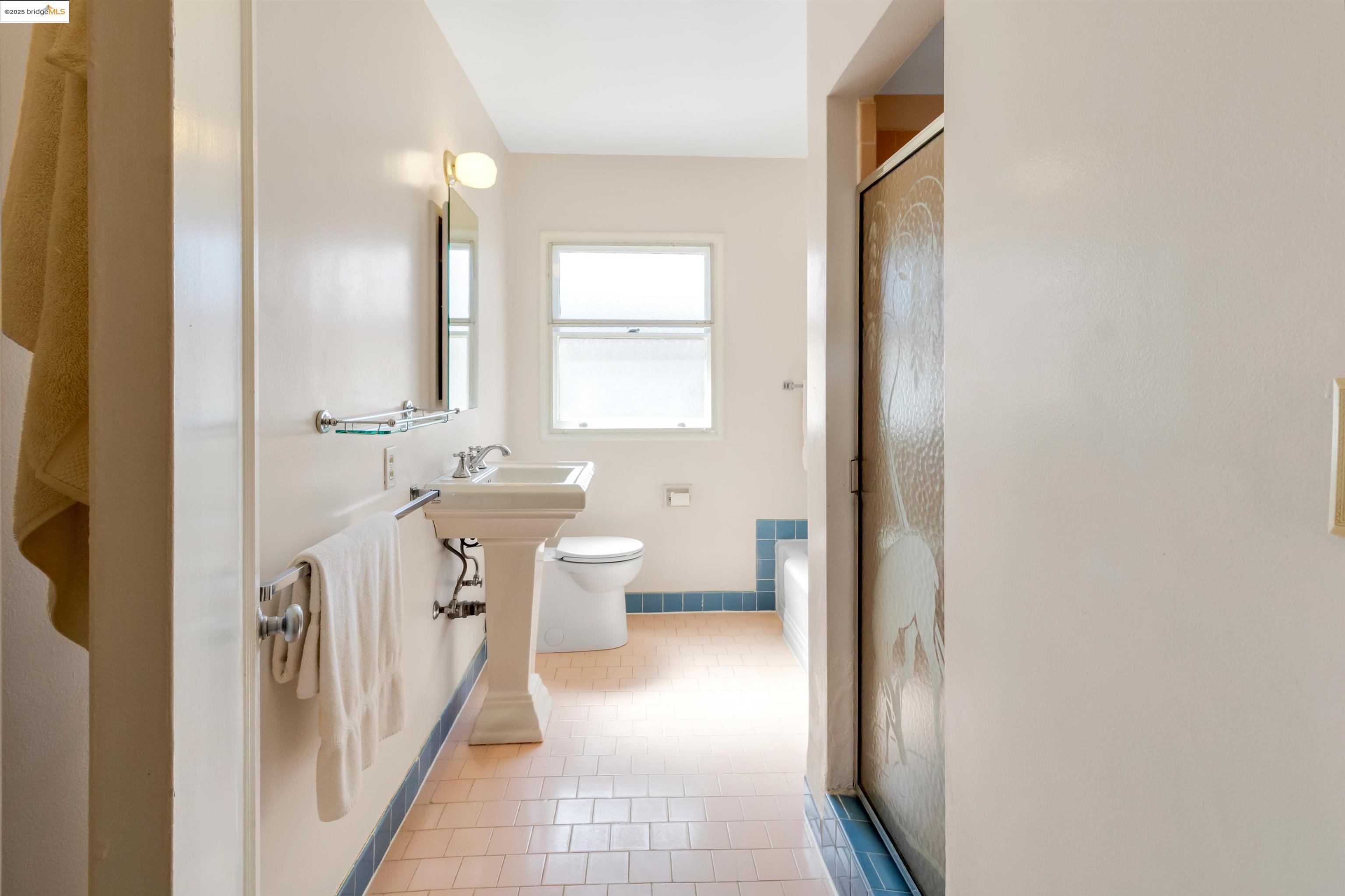 7415 Circle Hill Drive Oakland, CA 94605 - Photo 11 of 42