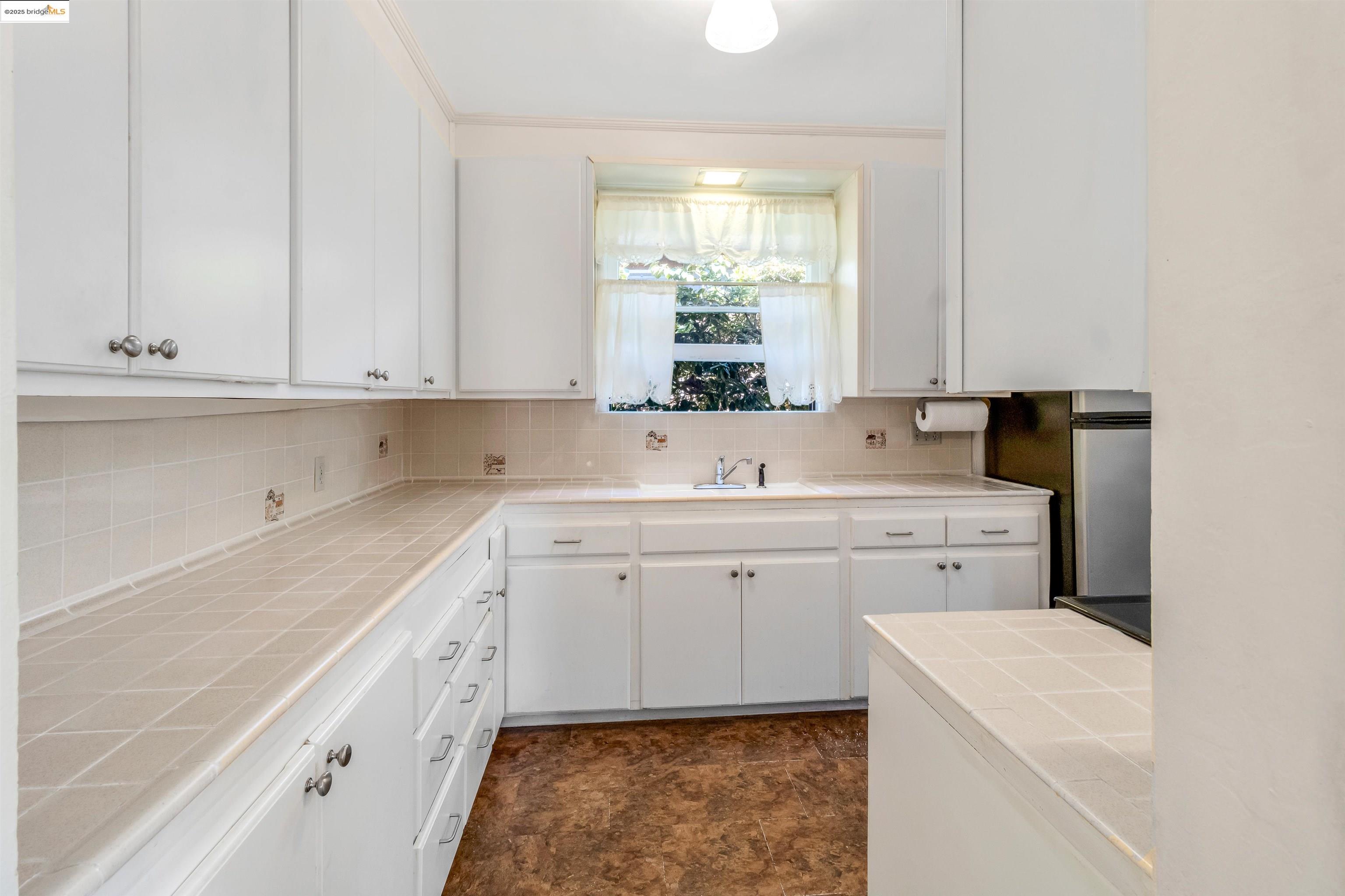 7415 Circle Hill Drive Oakland, CA 94605 - Photo 20 of 42