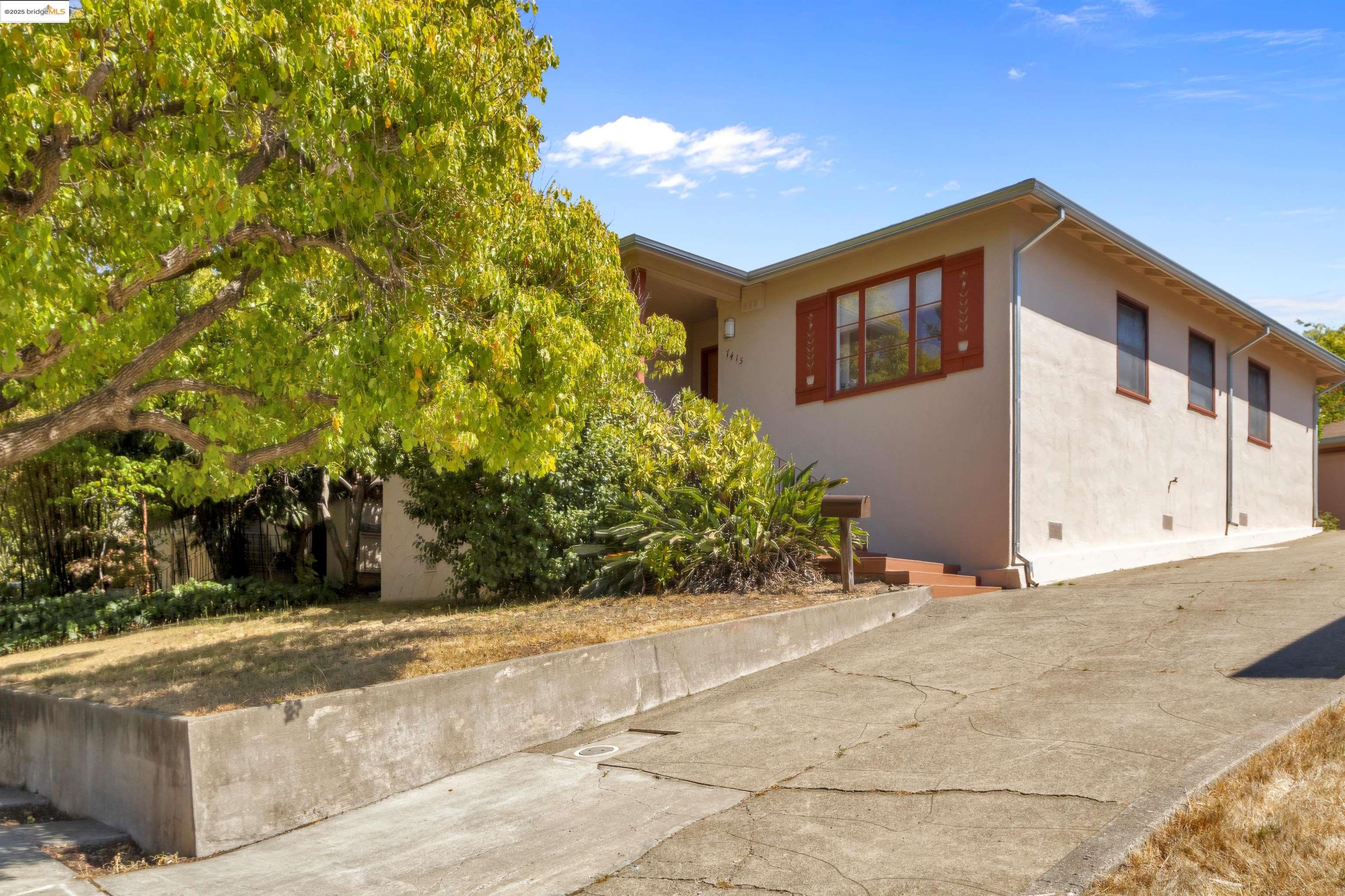 7415 Circle Hill Drive Oakland, CA 94605 - Photo 2 of 42