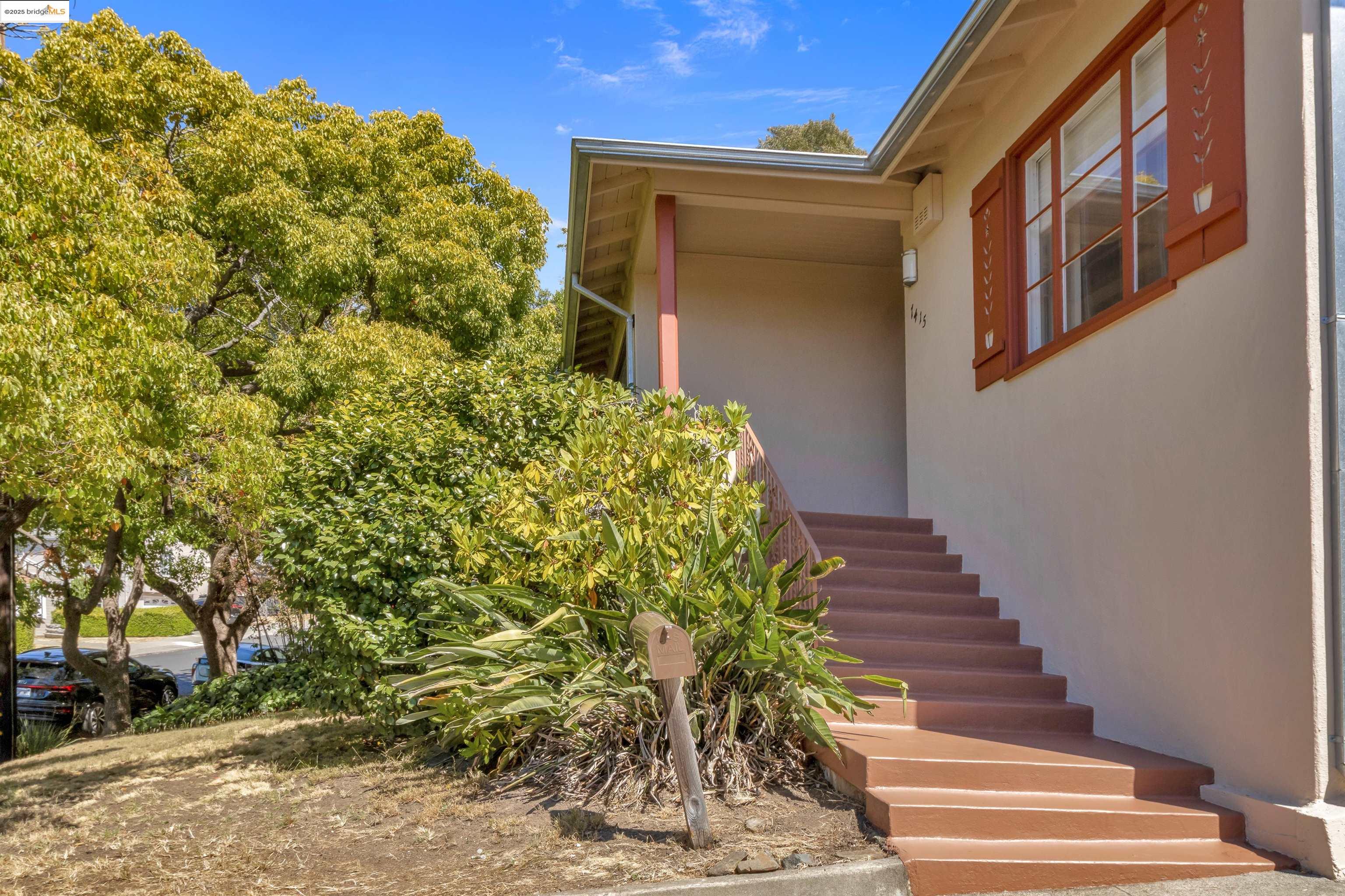 7415 Circle Hill Drive Oakland, CA 94605 - Photo 3 of 42