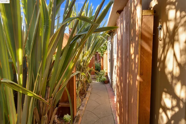 $899,000 | 7415 Circle Hill Drive, Oakland, CA 94605