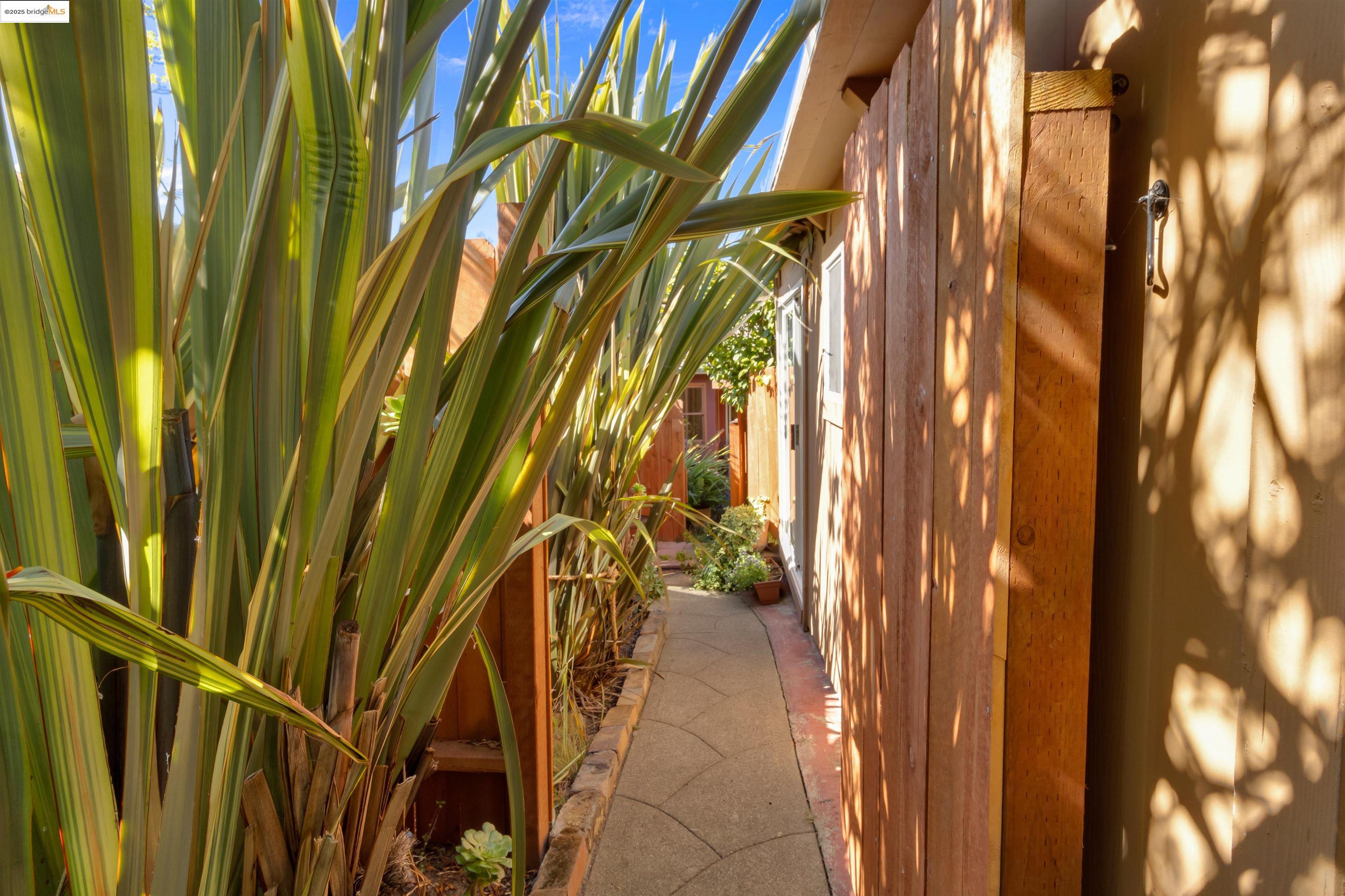 7415 Circle Hill Drive Oakland, CA 94605 - Photo 34 of 42