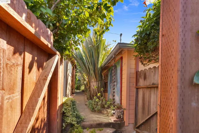 $899,000 | 7415 Circle Hill Drive, Oakland, CA 94605