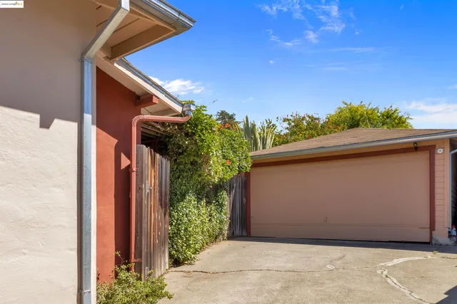 $899,000 | 7415 Circle Hill Drive, Oakland, CA 94605