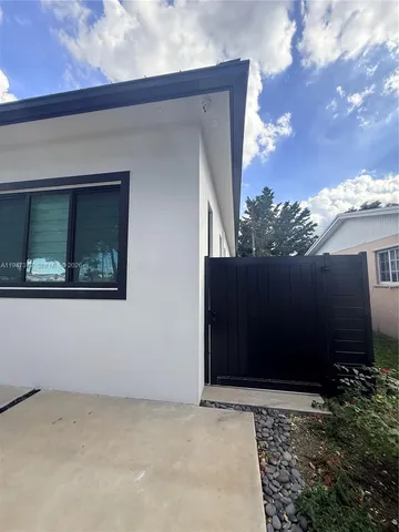 $1,900 | 9500 Southwest 25th Drive, Unit EFF, Miami, FL 33165