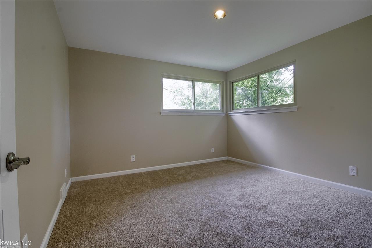 1247 Hawthorne Road Grosse Pointe, MI 48236 - Photo 25 of 29 31352239-24.JPG