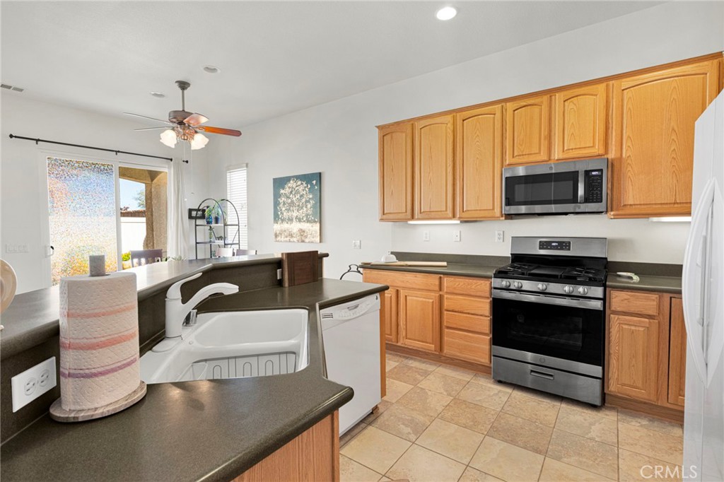 10676 Lanigan Road Apple Valley, CA 92308 - Photo 12 of 37