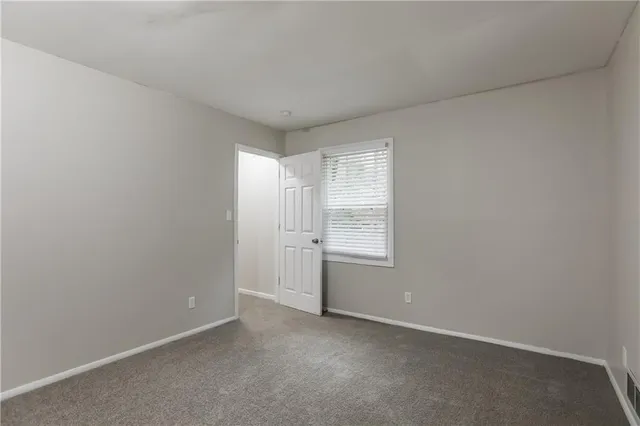 $2,375 | 517 North Clayview Drive, Liberty, MO 64068