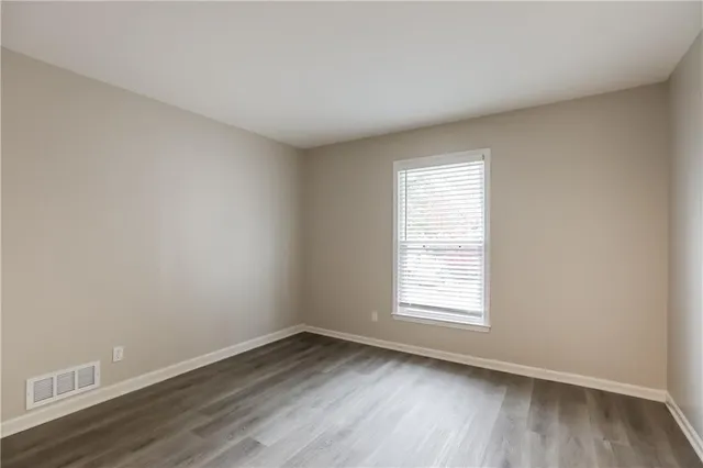 $2,375 | 517 North Clayview Drive, Liberty, MO 64068