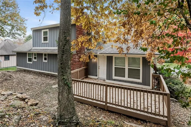 $2,375 | 517 North Clayview Drive, Liberty, MO 64068