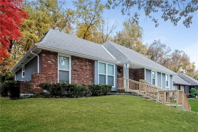$2,375 | 517 North Clayview Drive, Liberty, MO 64068