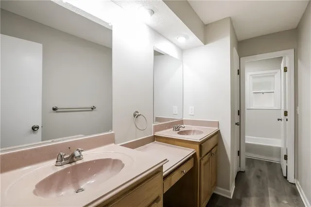 $2,375 | 517 North Clayview Drive, Liberty, MO 64068