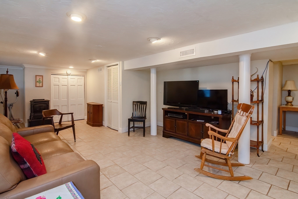 989 Concord Road Marlborough, MA 01752 - Photo 5 of 29 Gallery Image 5