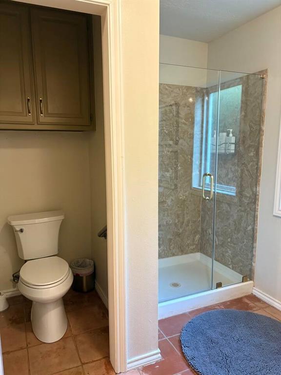9780 North County Road Frisco, TX 75033 - Photo 32 of 36 a bathroom with a toilet and a shower