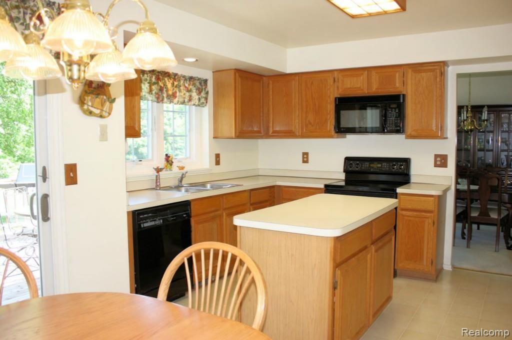 1724 Ridgecrest Rochester, MI 48306 - Photo 11 of 23 kitchen.jpg