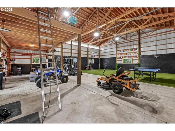 a view of a back yard