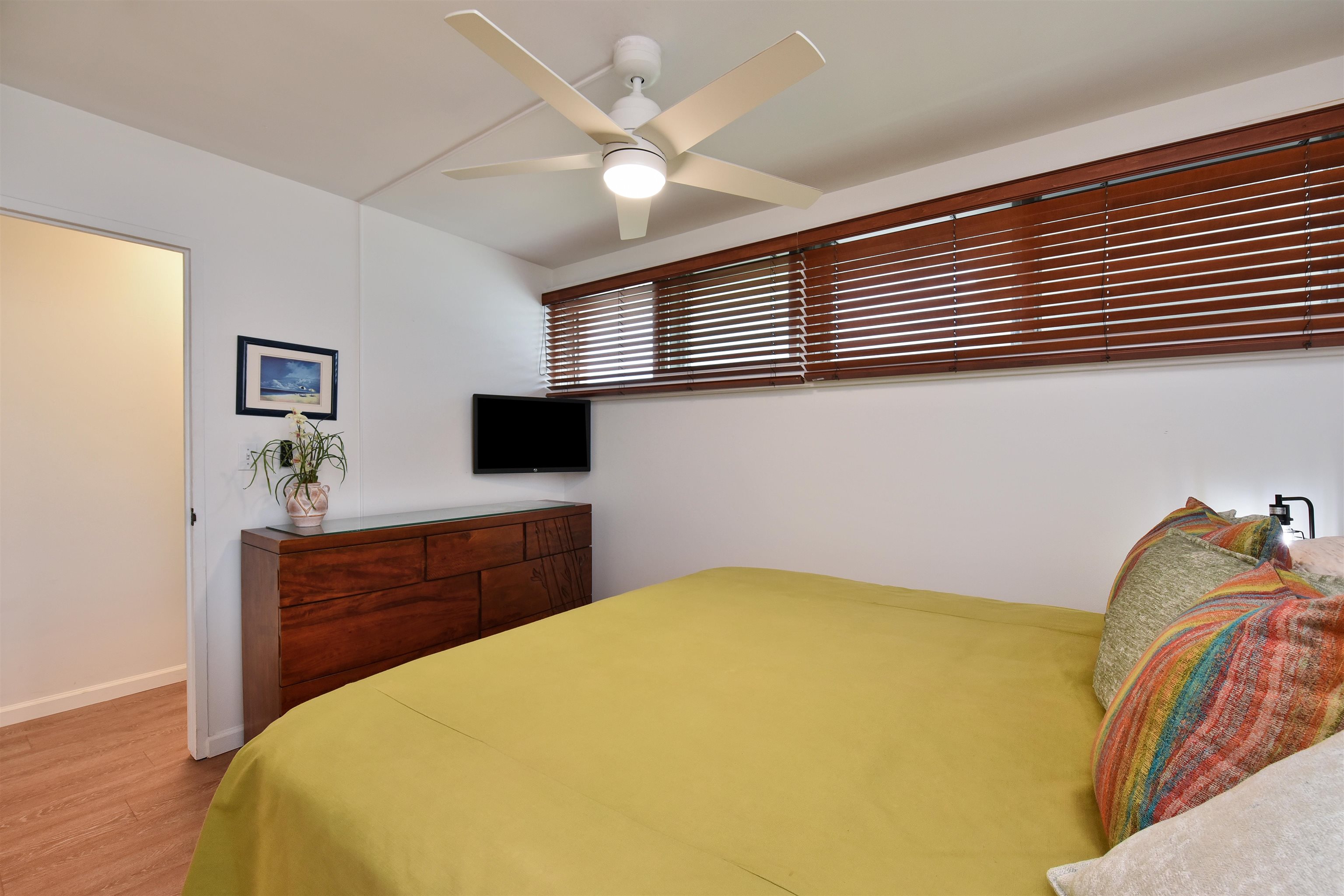 1403 Front Street, Unit 308 Lahaina, HI 96761 - Photo 17 of 35 a bedroom with a bed and a dresser