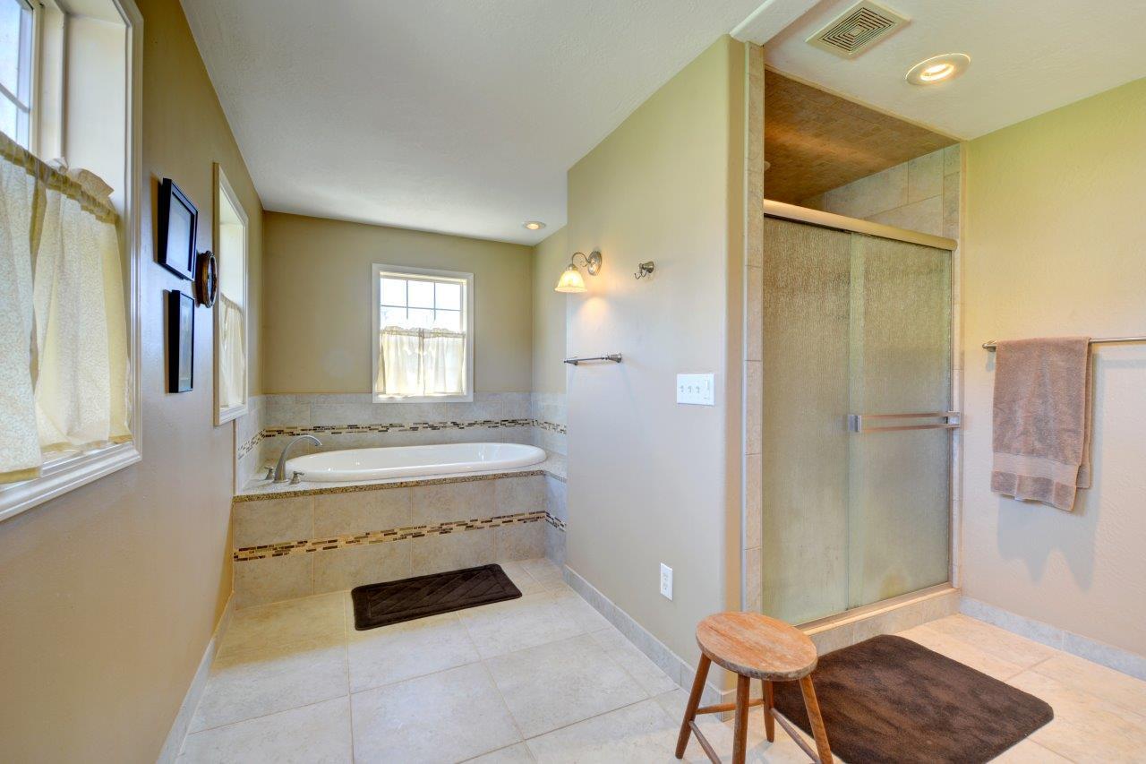 1881 Knowles Road Medford, OR 97501 - Photo 32 of 43 Soaking tub and shower
