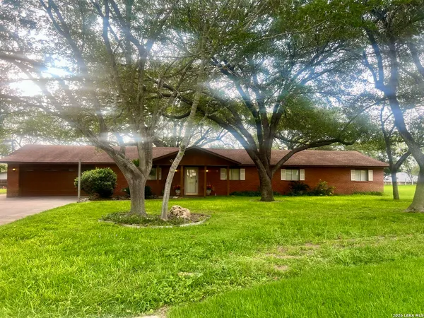 $369,000 | 902 Oakridge Drive, Pleasanton, TX 78064