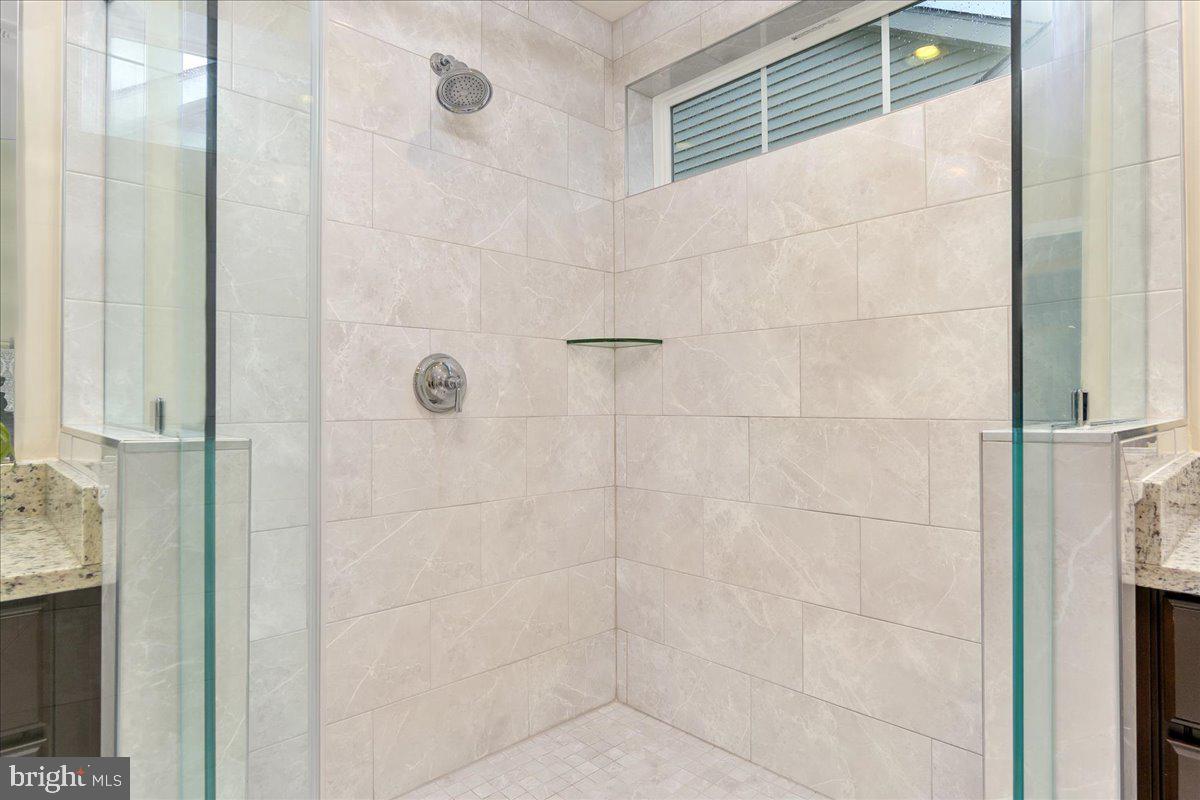 8434 Cliffview Lane Frederick, MD 21704 - Photo 22 of 53 Large Shower