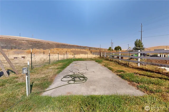 a view of a backyard