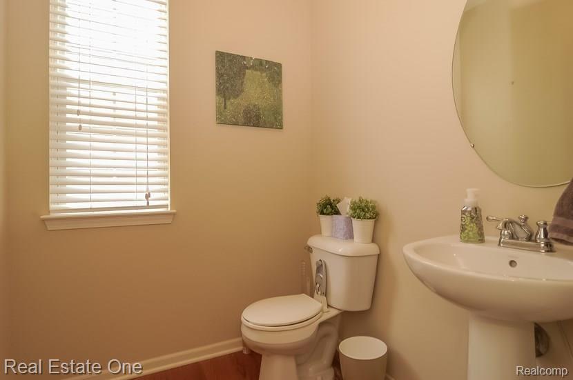 27634 Cromwell Road Novi, MI 48374 - Photo 10 of 26 011-Powder_Room-1319456-mls.jpg
