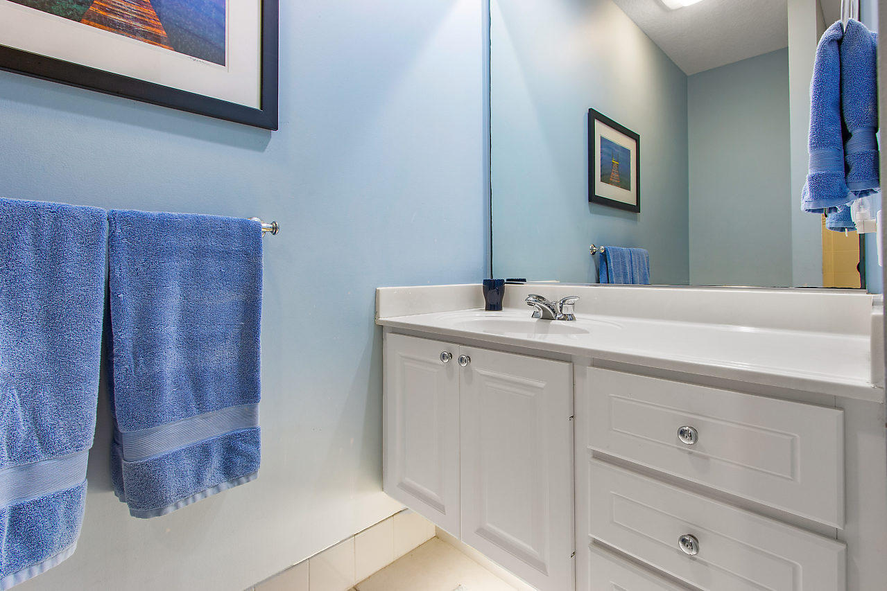 1967 Frederick Small Road Jupiter, FL 33458 - Photo 28 of 30 Guest Bathroom