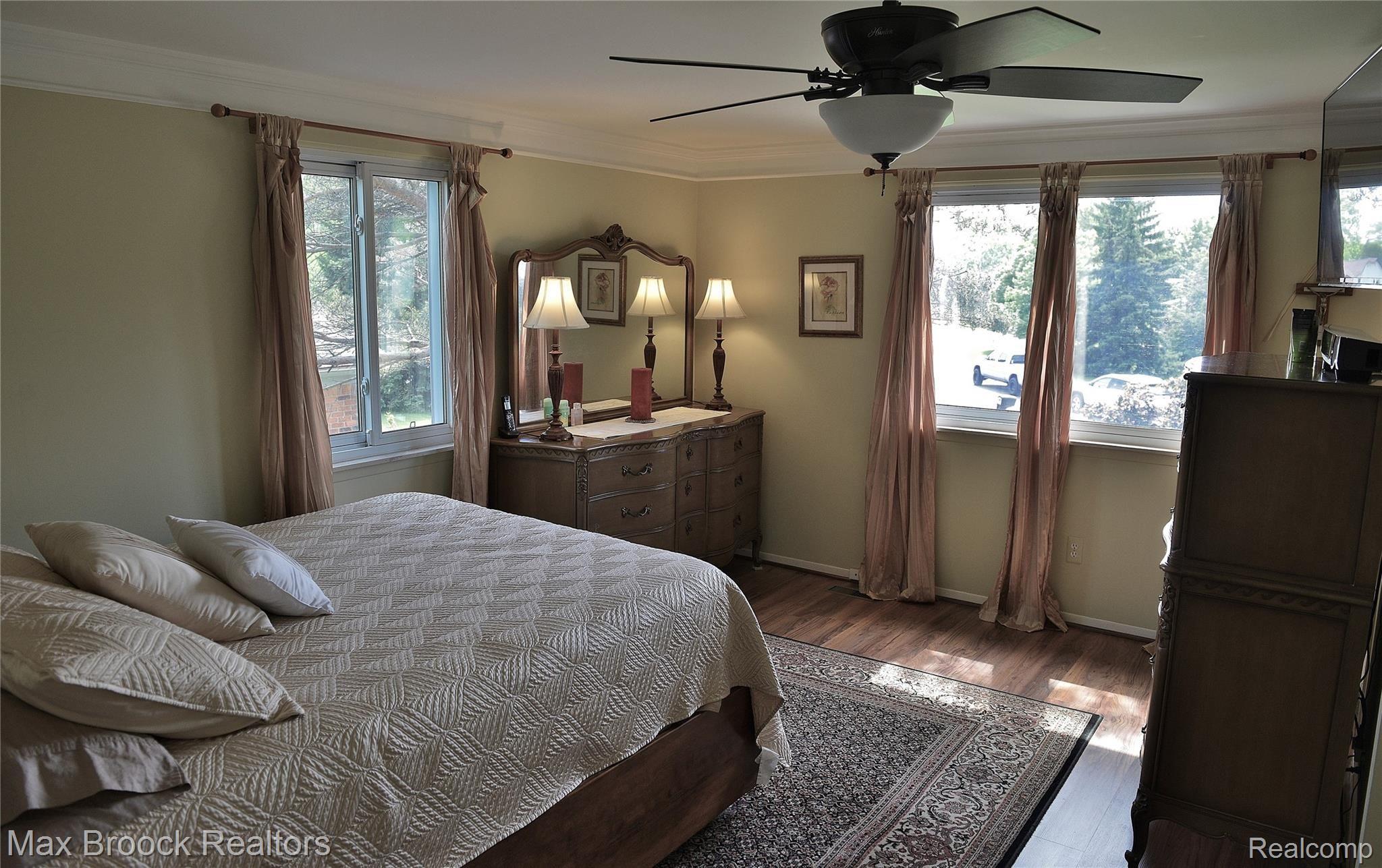 22 Foxboro Drive Rochester, MI 48309 - Photo 29 of 37 Master with crown moldings, ceiling fan and closet organizers!