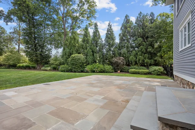 a view of a house with backyard and garden