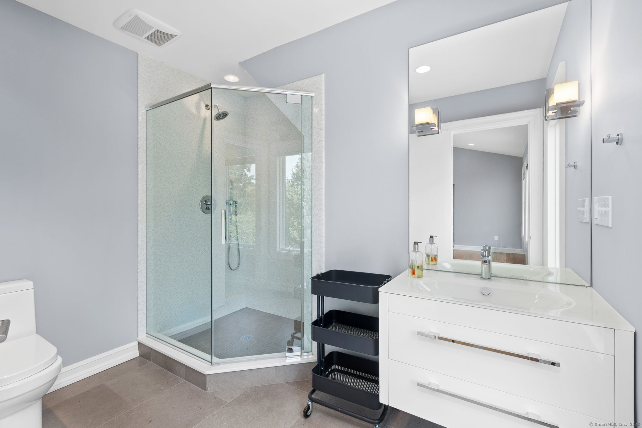 84 Olmstead Lane Ridgefield, CT 06877 - Photo 38 of 39 a bathroom with a tub sink toilet and a mirror