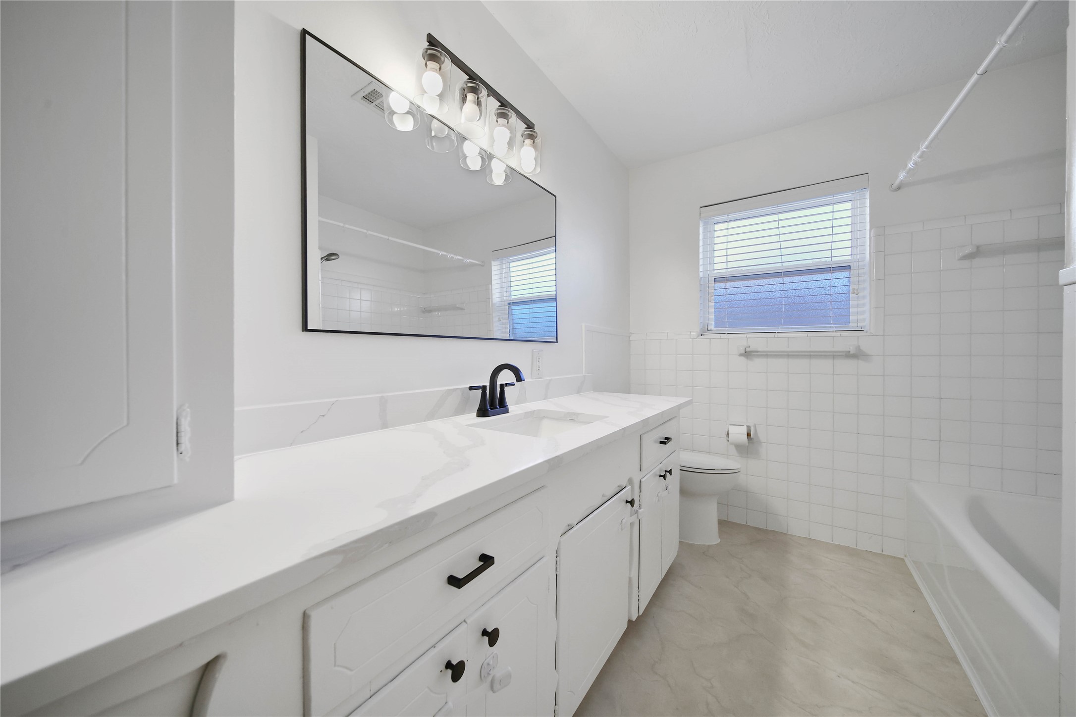 955 Thornton Road Houston, TX 77018 - Photo 19 of 27 Updated guest bath with contemporary finishes, ample counter space, and a clean, well-maintained look.