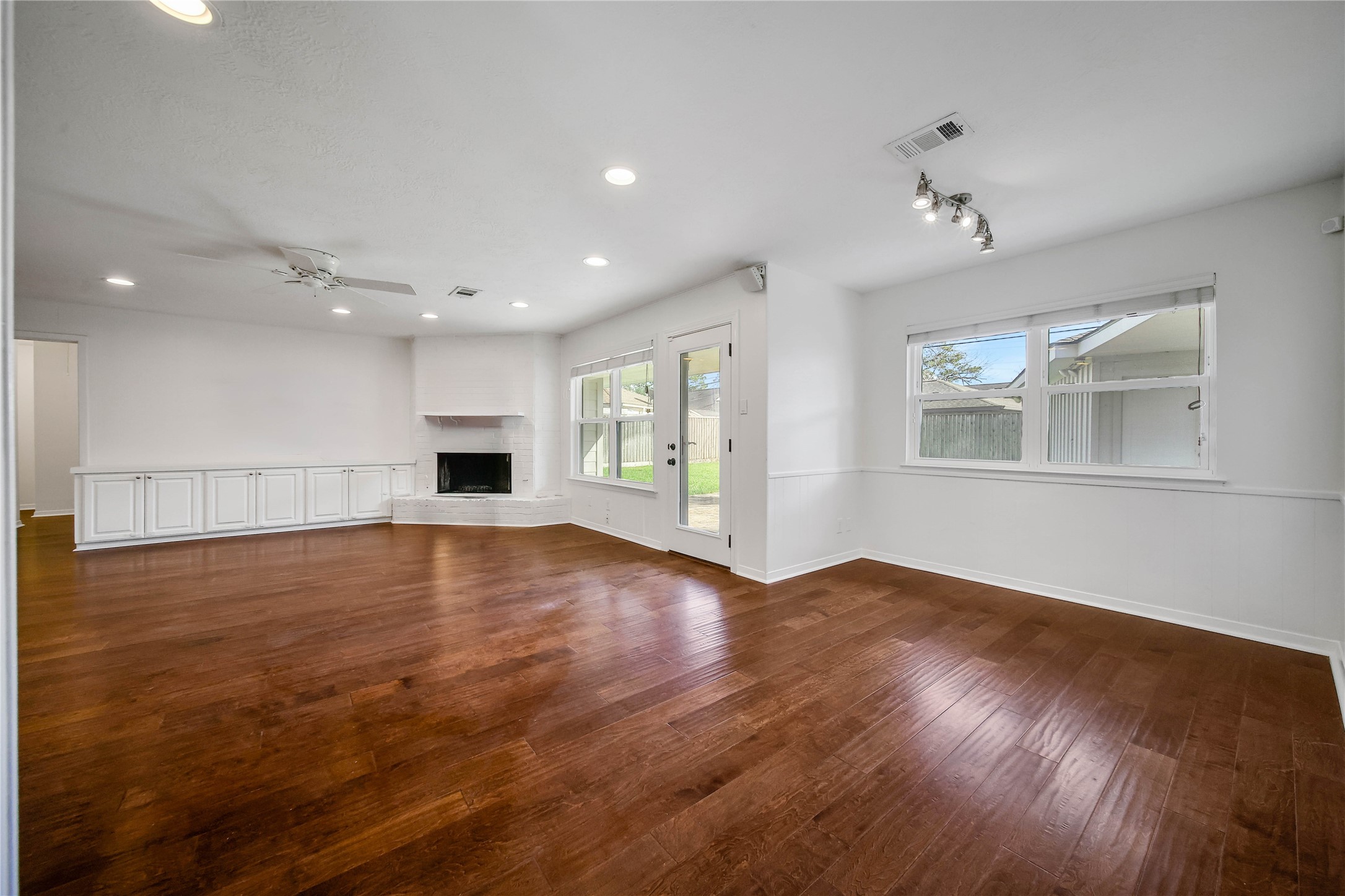 955 Thornton Road Houston, TX 77018 - Photo 9 of 27 Looking into the den from the breakfast nook, the room’s generous built-ins, engineered wood flooring, and natural light create a functional and inviting space for everyday living.