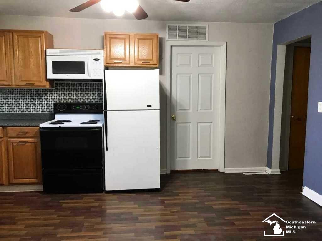 2307 Vivian Road Monroe, MI 48162 - Photo 8 of 17 Appliances Remain