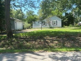 819 Francis Street Rochester Hills, MI 48307 - Photo 2 of 25