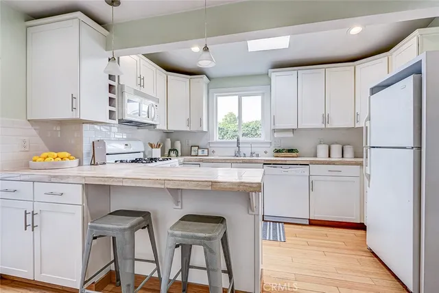 $1,325,000 | 221 South Guadalupe Avenue, Redondo Beach, CA 90277