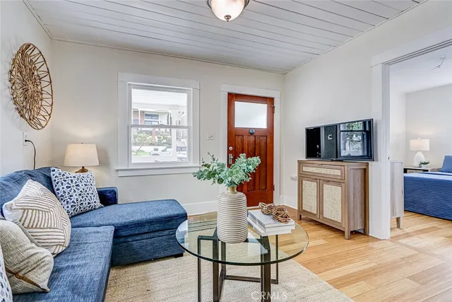 $1,325,000 | 221 South Guadalupe Avenue, Redondo Beach, CA 90277