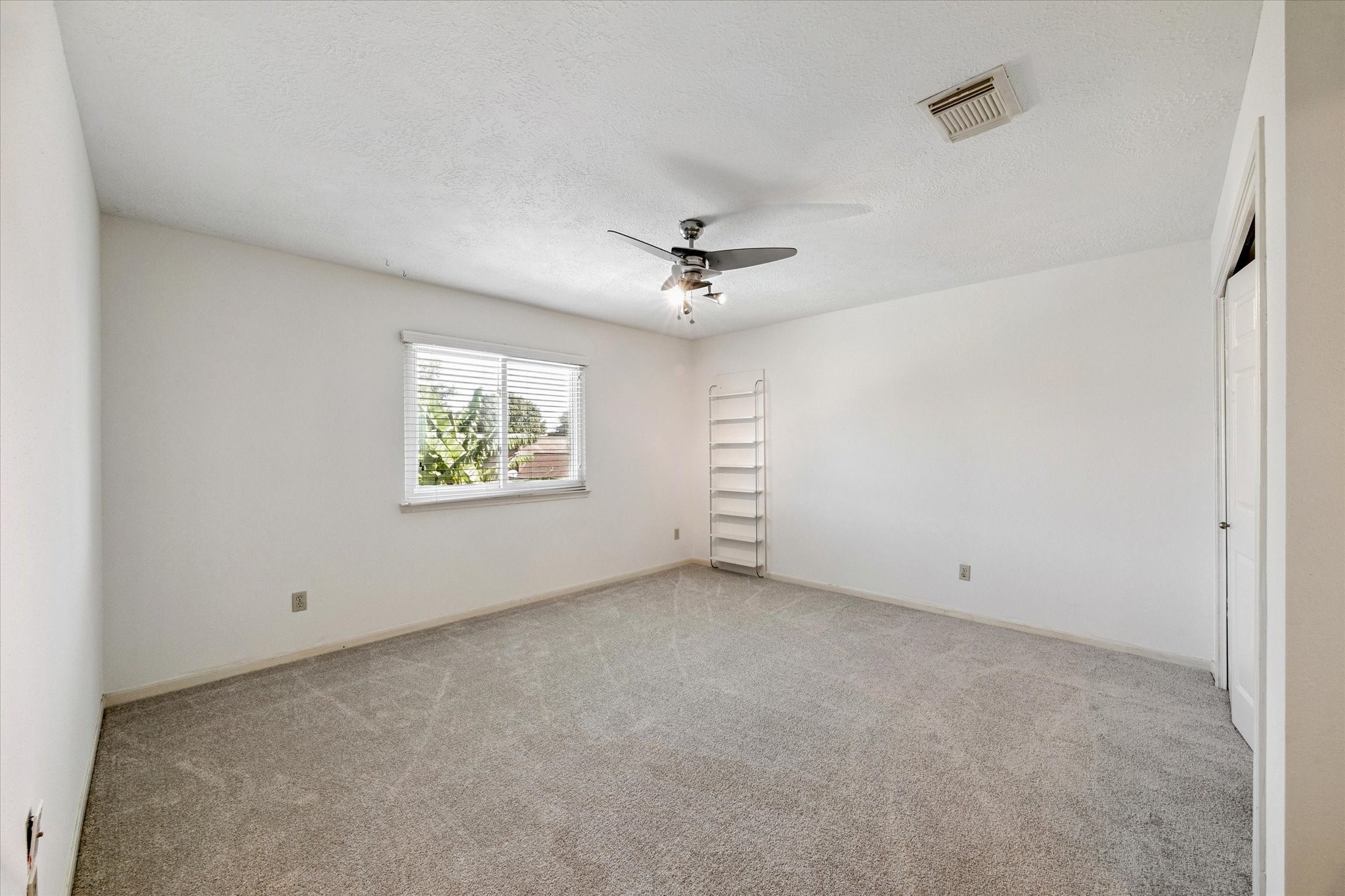 6523 Inverness Way Pasadena, TX 77505 - Photo 11 of 15 an empty room with windows and ceiling fan view