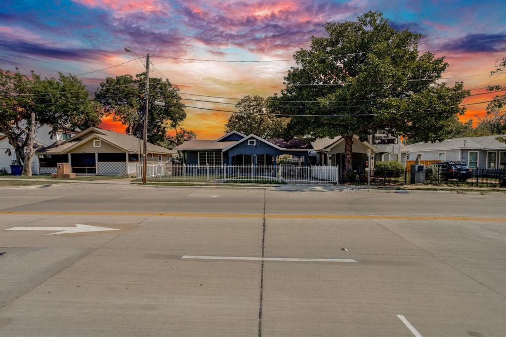 644 North Tyler Street Dallas, TX 75208 - Photo 28 of 33 a view of a house with a street