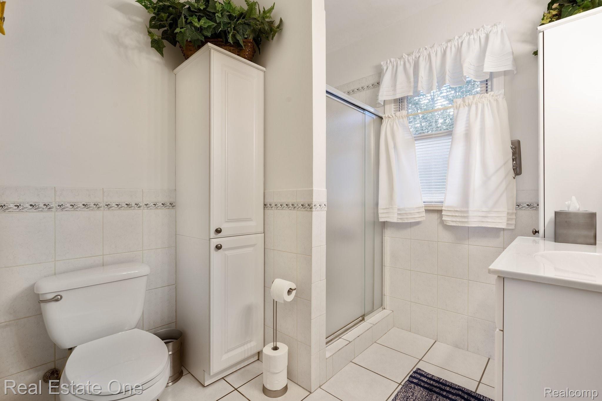 2721 Culbertson Avenue Rochester, MI 48307 - Photo 17 of 52 FULL CERAMIC MAIN FLOOR BATHROOM