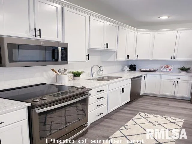 $179,000 | 2592 Middle Road, Unit 103, Bettendorf, IA 52722